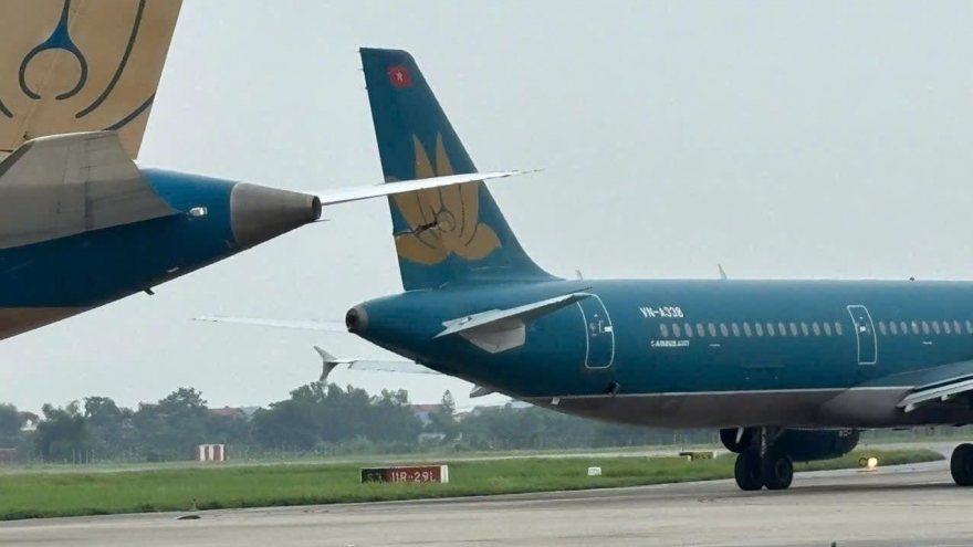 Two Vietnam Airlines aircraft collide at Noi Bai Airport, one damaged